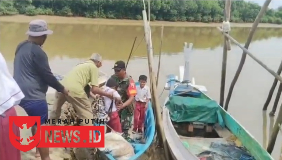Silaturahmi ke Jamaah Haji, Pimred MerahPutihNews.id Disodori Video Babinsa Bantu Siswa Naik Perahu, Jembatan Penyeberangan Dinilai Mendesak