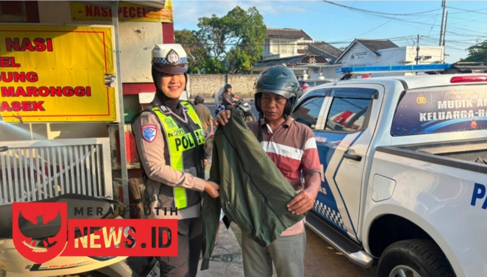 Satlantas Polres Sumenep Bagikan Jaket kepada Pengguna Jalan Lewat Program Mahameru Lantas