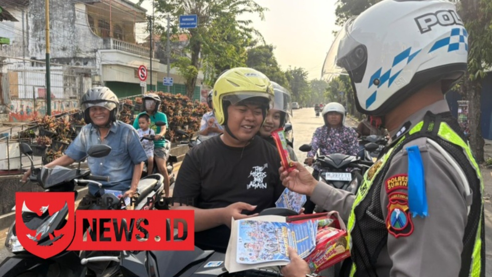 Ops Patuh 2026, Satlantas Polresta Sumenep Bagikan Brosur kepada Pengendara di Simpang Empat Kota