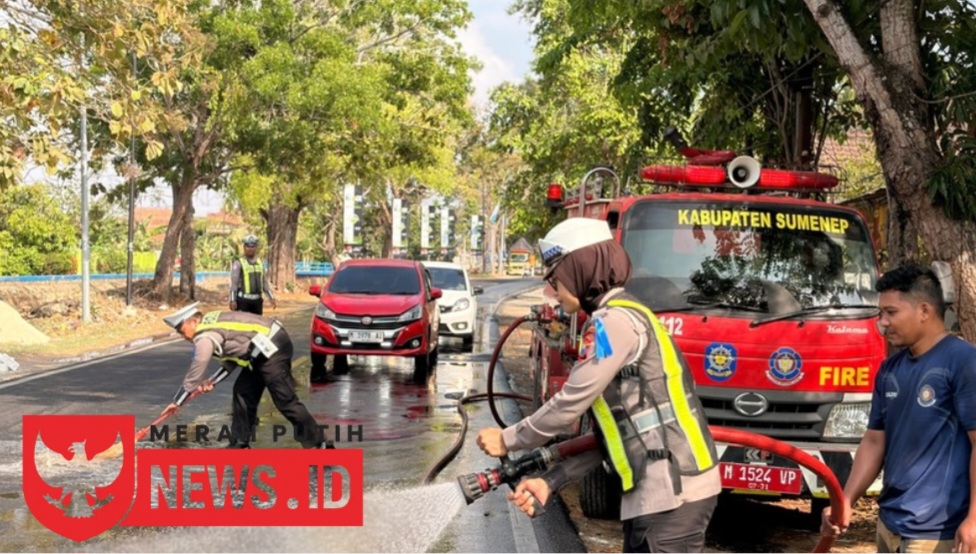 Tumpahan Air Garam Makan Korban, Satlantas Bersama Damkar Bergerak Cepat Atasi Jalan Licin
